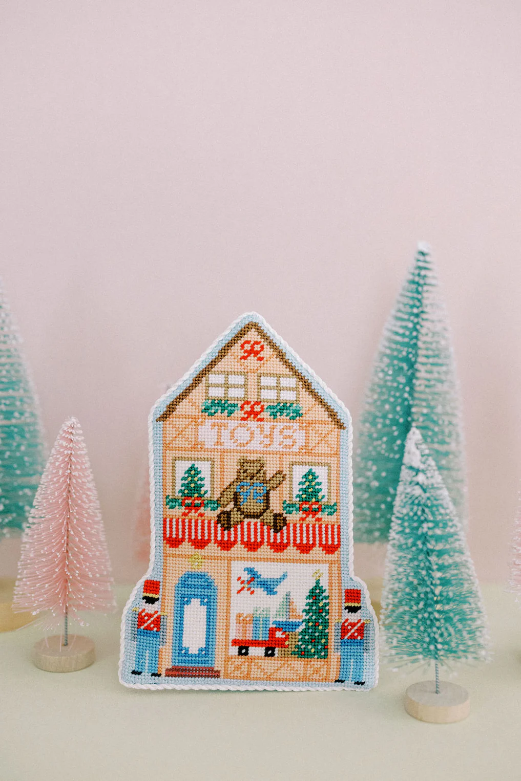 Christmas Village Toy Shop LP79-18