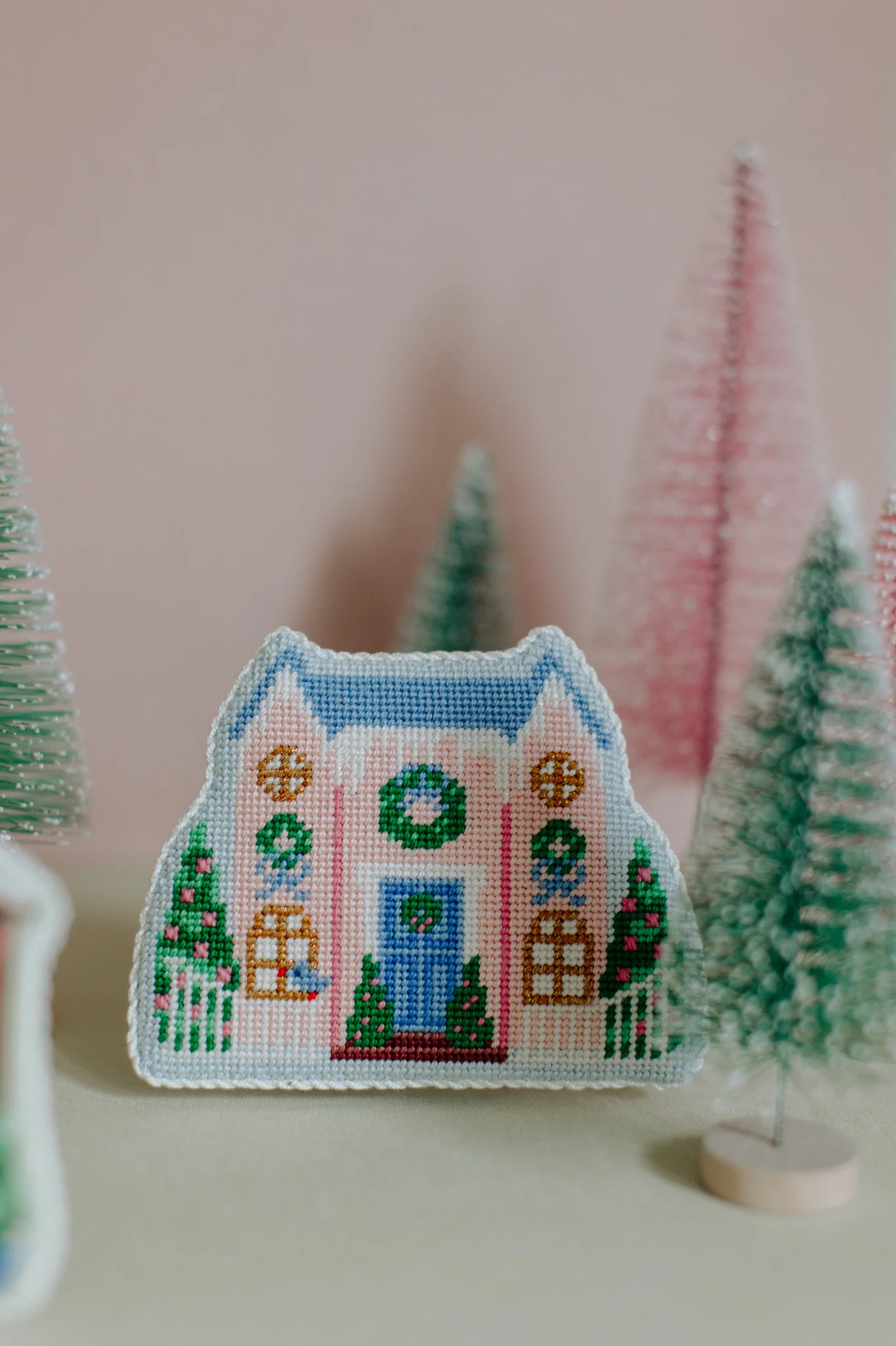 Christmas Village Pink House LP16-18